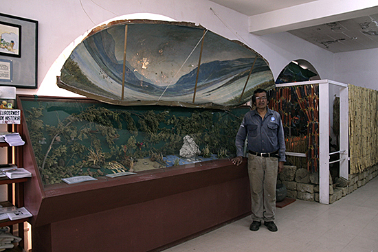 Genaro Amaro ved siden av den forhistoriske monteren